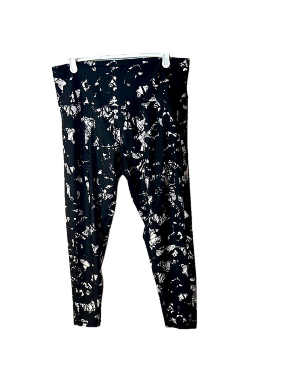 Nola Pennington’s Black and White Abstract Print Leggings size x workout athlete